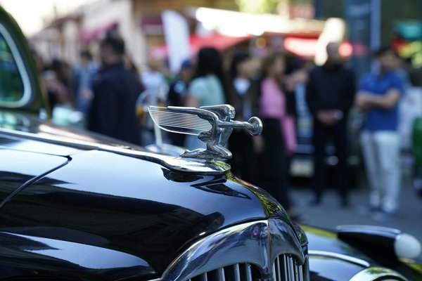 Become a pro at shifting gears in uk cars: expert tips for smooth and skillful manual driving